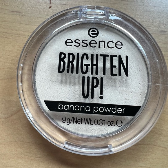 Essence sun club Matt bronzing powder & Essence Brighten up! Banana powder - Picture 2 of 8